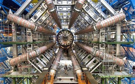位于瑞士和法国边境的大型强子对撞机(LHC)设备，它是全世界最强大的粒子加速器设备
